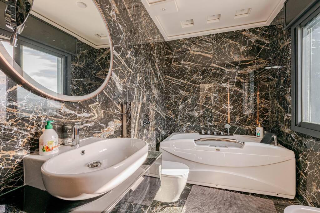 Royale Duplexe Pleine Centre Tanger Apartment Luaran gambar